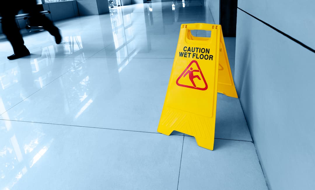 can you sue if there is a wet floor sign