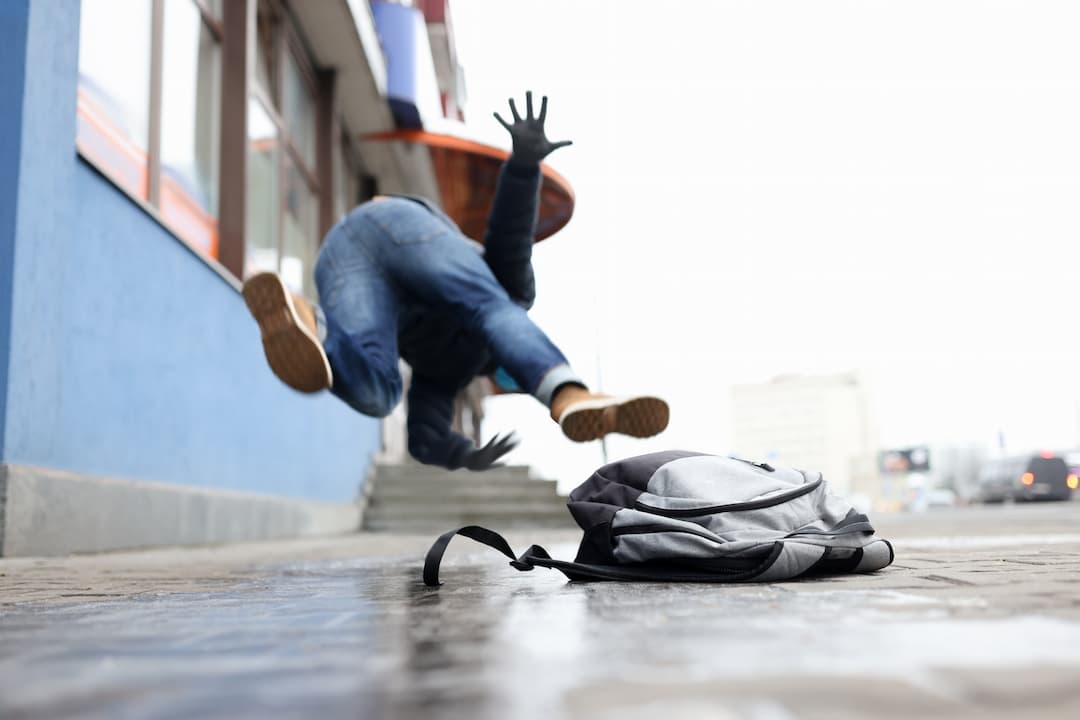 can you sue city for falling on sidewalk